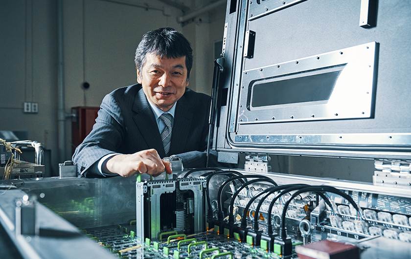 丸ごと液に浸す 冷やしサーバ 地球環境とict社会を両立する新発想 前編 Fujitsu Journal 富士通ジャーナル