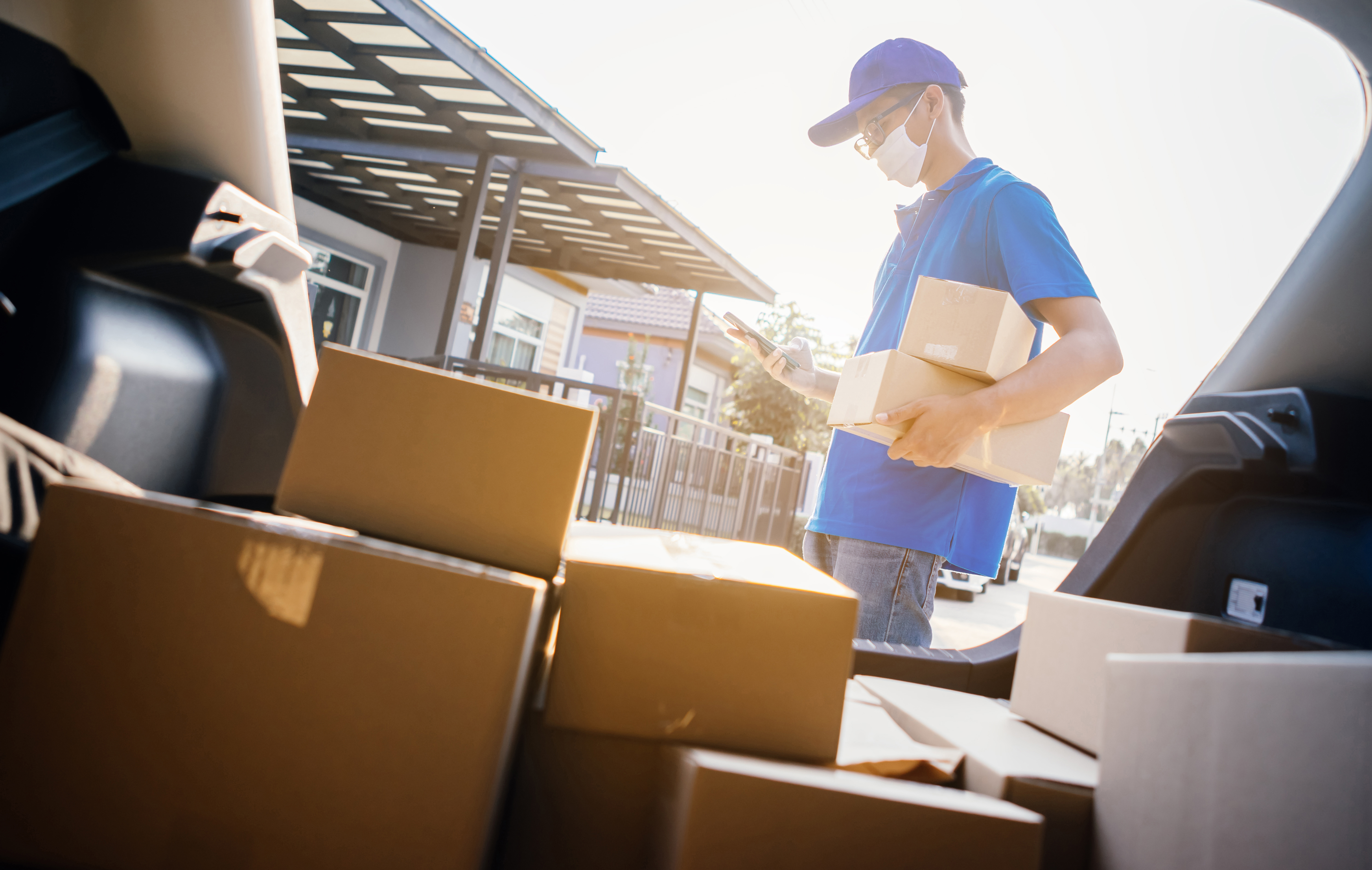 Received at the last mile warehouse. Своевременные поставки фото. Сфера услуг Сток. Фото logistical man. Грузоперевозки Глобус.