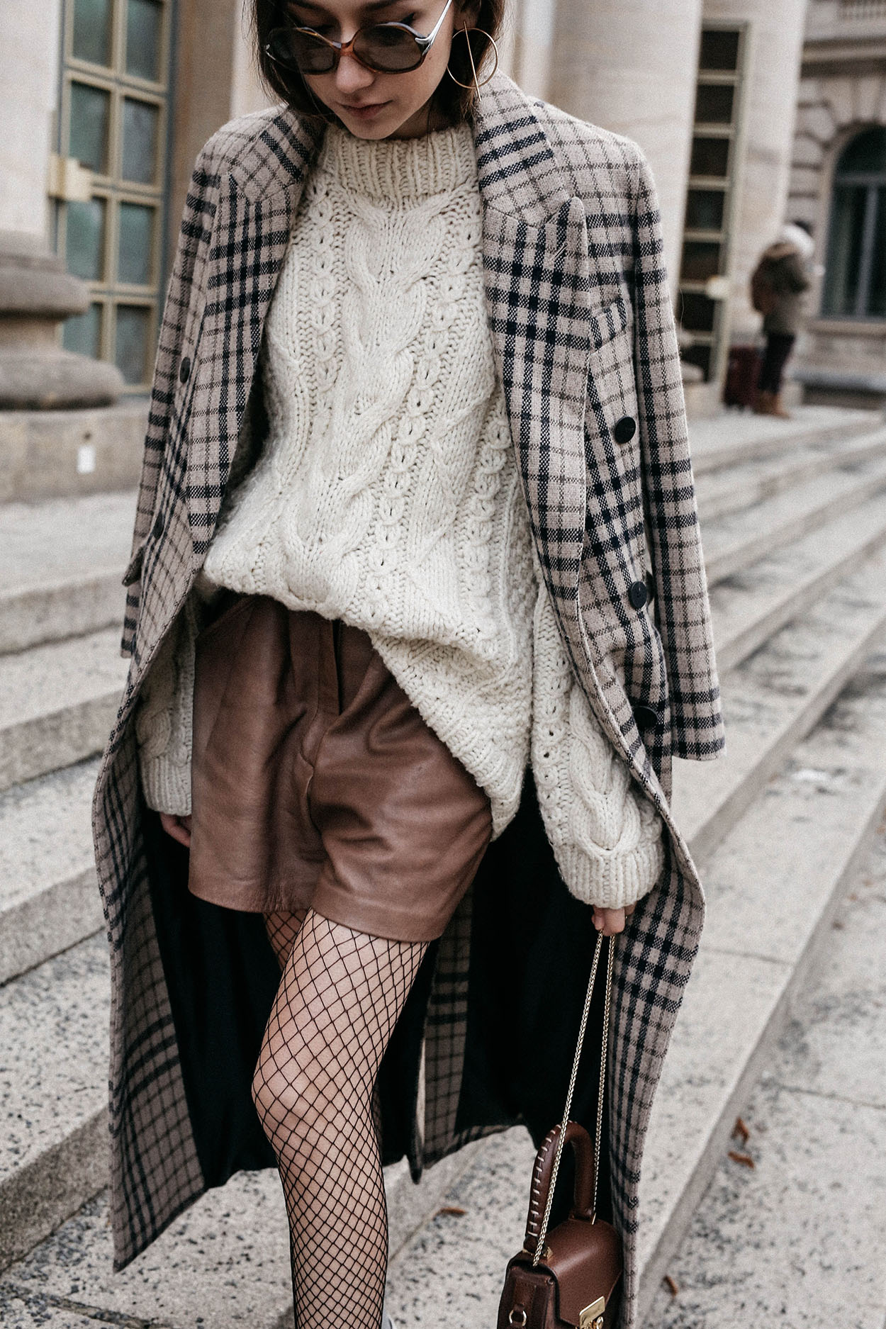 Mango-checked-double-breasted-coat-chunky-cable-knit-sweater-trend-salar-fringe-suede-bag-fishnet-tights-leather-shorts-berlin-fashion-week-street-style-fashion-blogger-6.jpg