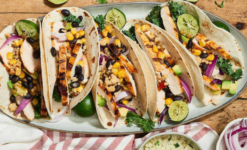 gegrillte Chx-Tacos.betrachten Sie dieses Rezept als Ihre Ausrede, um nach draußen zu gehen und den Grill abzustauben! Füllen Sie Ihre Tacos bis zum Rand mit perfekt gewürztem gegrilltem Hähnchen, einer pikanten Südwest-Gemüsemischung und all den Taco-Belägen, die Sie lieben.